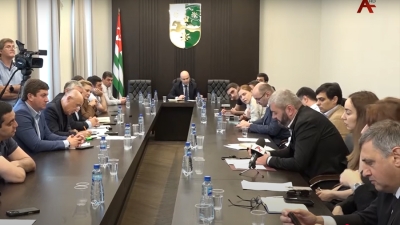 В Парламенте состоялось расширенное заседание Комитета по бюджету, кредитным организациям, налогам и финансам под председательством Беслана Халваш.